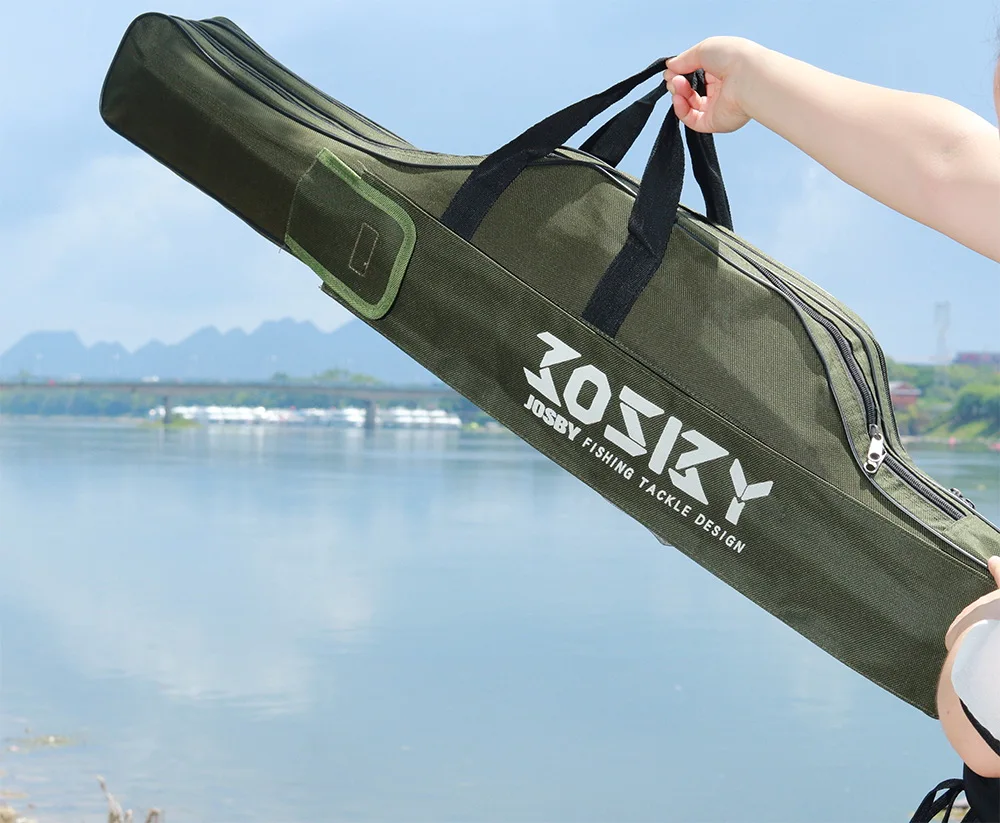 Una persona que sostiene un estuche para caña de pescar. El estuche tiene la marca KOSSY FISHING TACKLE DESIGN y un logotipo que parece ser un pez estilizado.