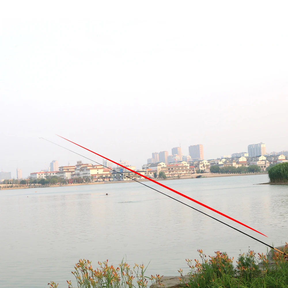 Disfrute de la pesca serena junto al lago urbano con una vista perfecta del horizonte