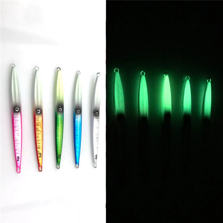 Una colección de señuelos de pesca. En el lado izquierdo, hay señuelos con una variedad de colores y diseños, que están diseñados para atraer peces.
