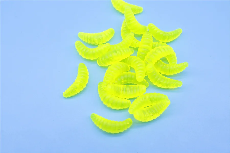 Gusanos de goma amarilla brillante contra un fondo azul