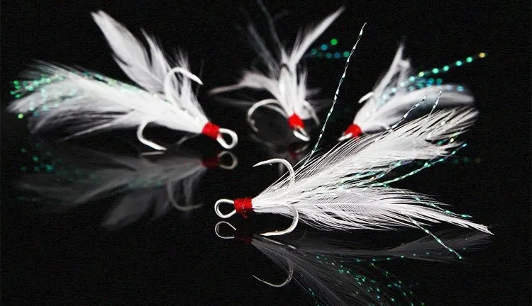 Anzuelo triple de pesca con pluma, acero rico en carbono, ranura para sangre, anzuelos afilados, Jigbait, cuchara Artificial, señuelo, lote de 6 piezas en oferta - imagen 2