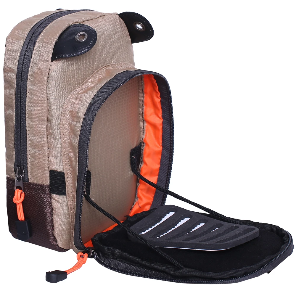 Una mochila con un diseño único. Parece tener un compartimento principal con cierre de cremallera y hay un bolsillo más pequeño en la parte delantera con cierre de solapa. La mochila tiene una correa que parece ajustable y hay una hebilla en la parte superior para mayor seguridad.