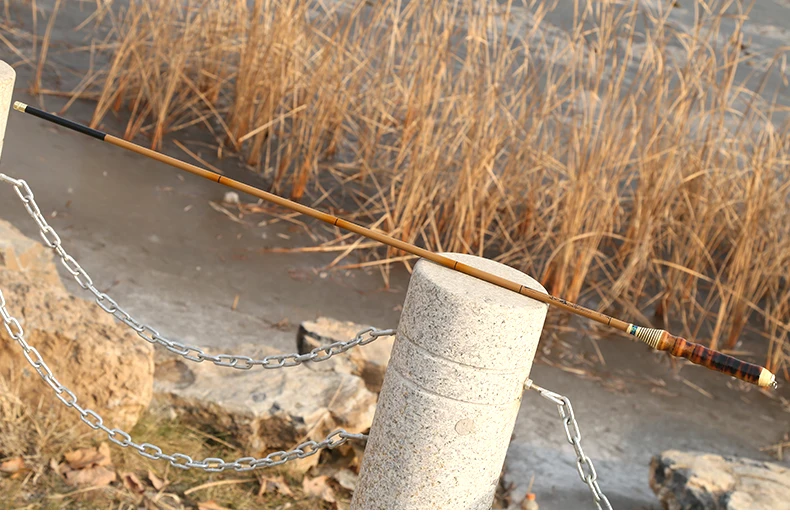Disfrutando de una experiencia de pesca serena junto al borde del agua