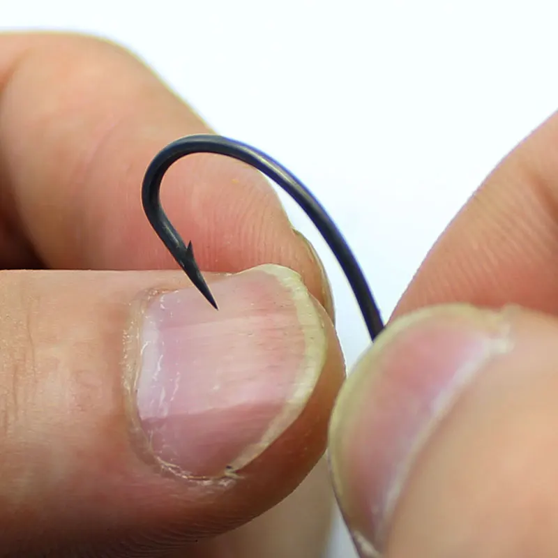 Una persona que sostiene un gancho de pesca en su mano