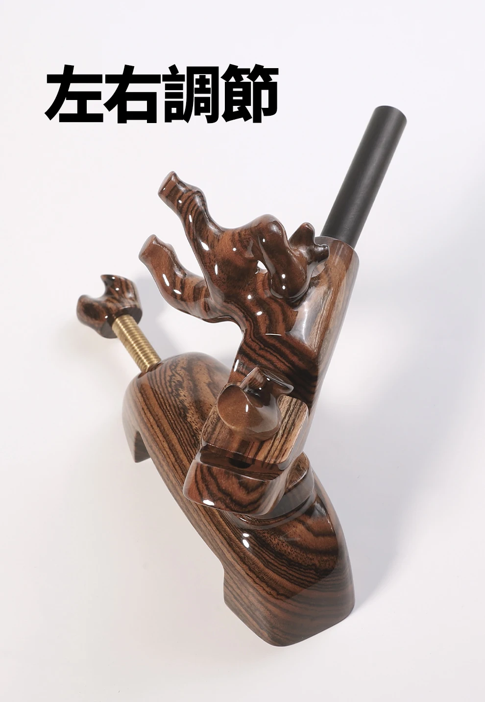 Una escultura de madera de una persona que sostiene el arma