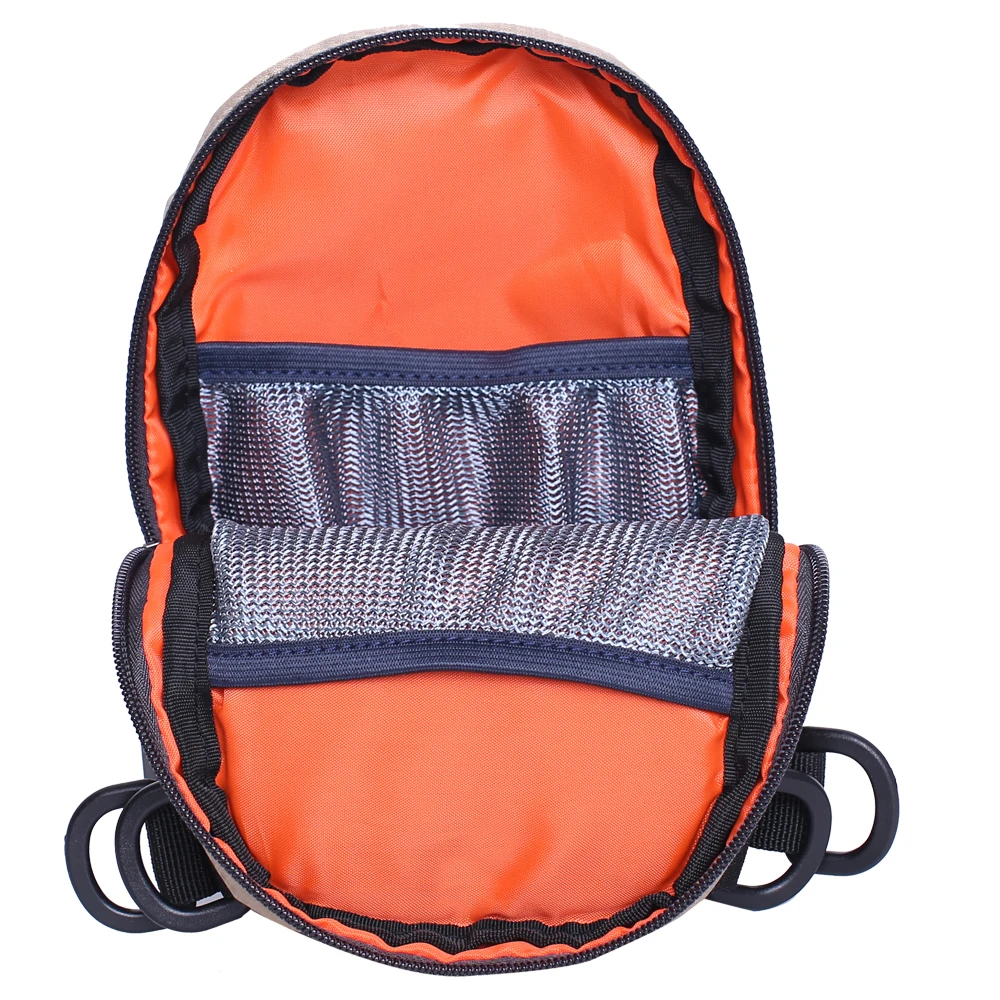 Una mochila con un exterior de color naranja brillante y un bolsillo de malla negro en la parte delantera. La mochila parece estar diseñada para actividades al aire libre o viajes, dada su construcción robusta y los elementos reflectantes que probablemente estén destinados a la visibilidad.