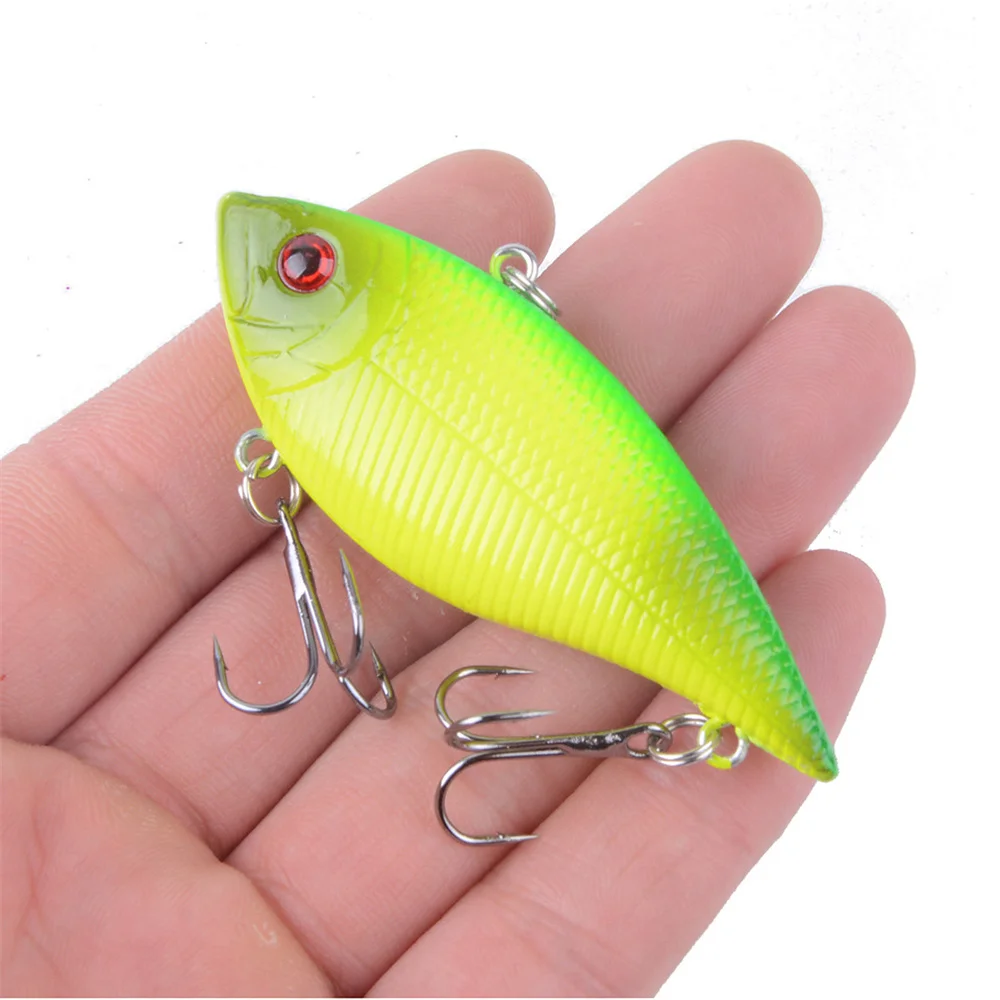 Este vibrante señuelo de pesca presenta un diseño verde brillante y amarillo con un solo gancho perfecto para atrapar peces