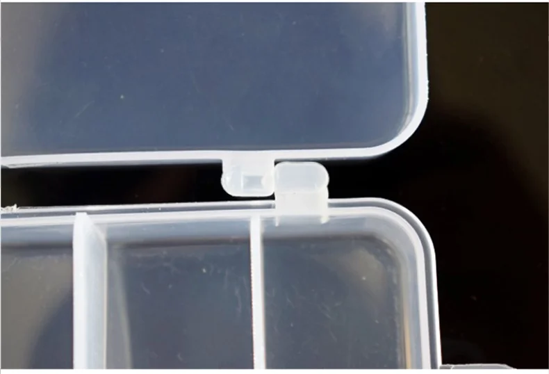 Una caja de plástico transparente con una bisagra blanca