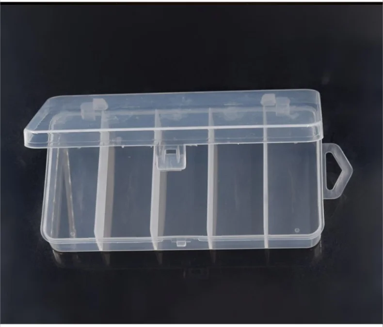 Un recipiente de plástico transparente con un mango