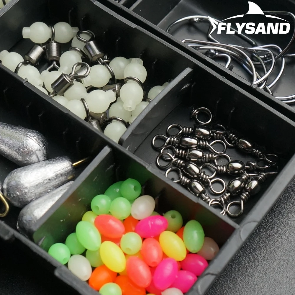 Una selección de accesorios de pesca que incluyen cuentas de ganchos y hundidores perfectamente organizados en una bandeja