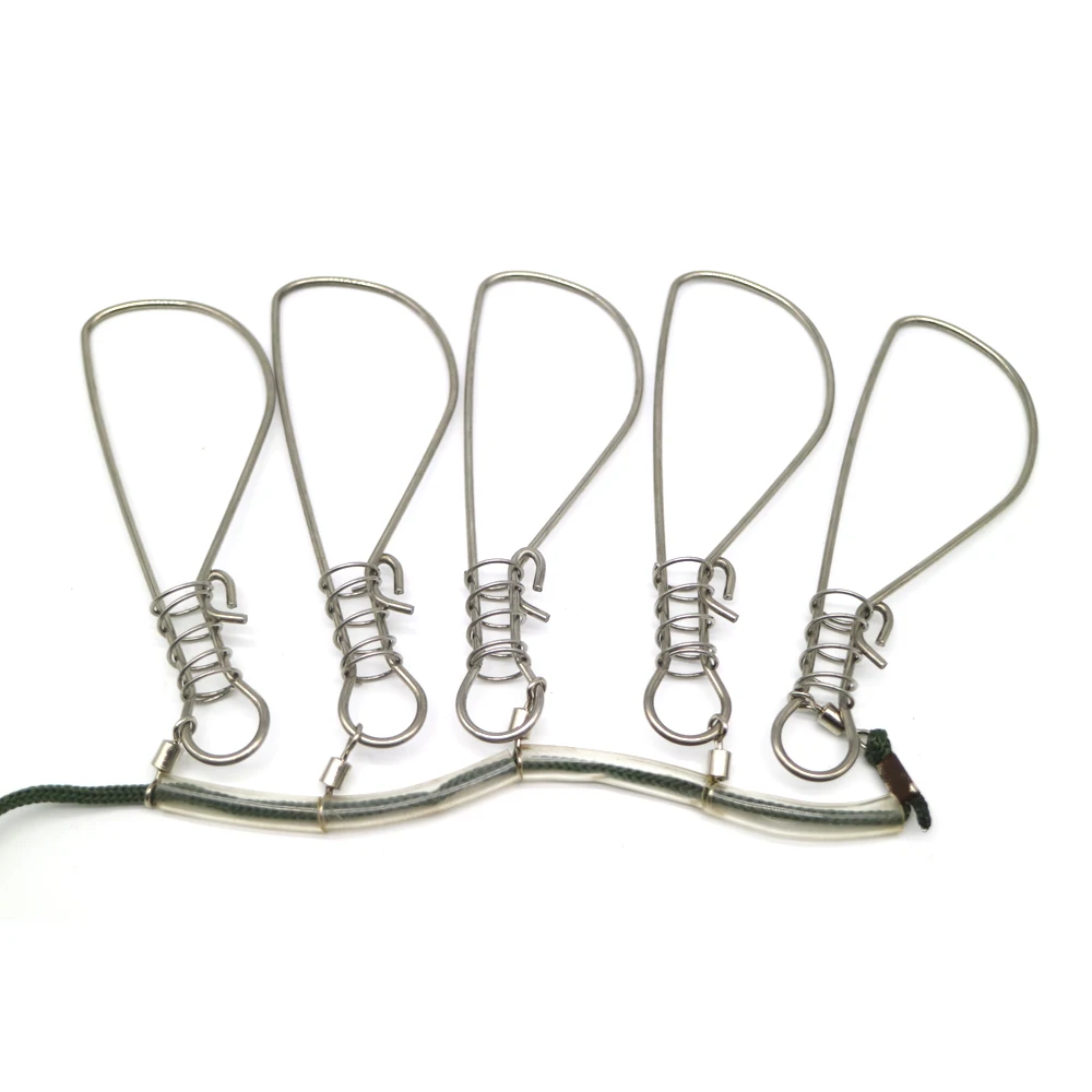 Un conjunto de cinco ganchos de pesca de metal cada uno con un mecanismo de resorte y un bucle para unir una cuerda, diseñada para aplicaciones de pesca versátiles