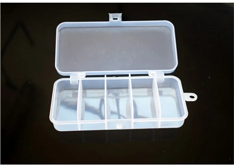 Un recipiente de plástico transparente con tapa