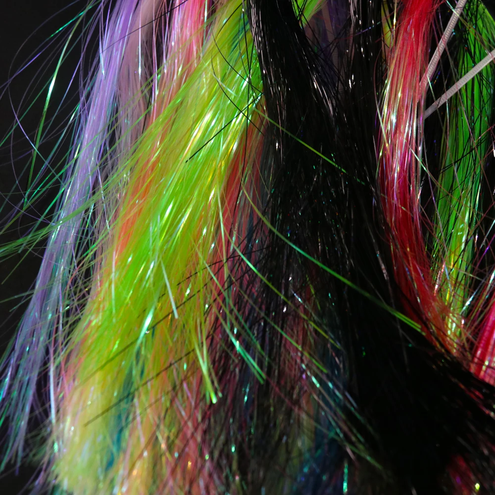 Una vibrante variedad de hilos multicolores crea una pantalla visual fascinante