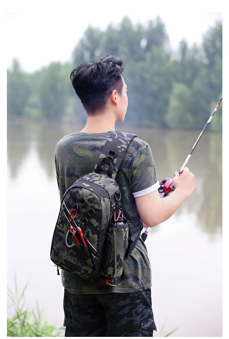 Un hombre que usa una camisa de camuflaje y una mochila sostiene una caña de pescar