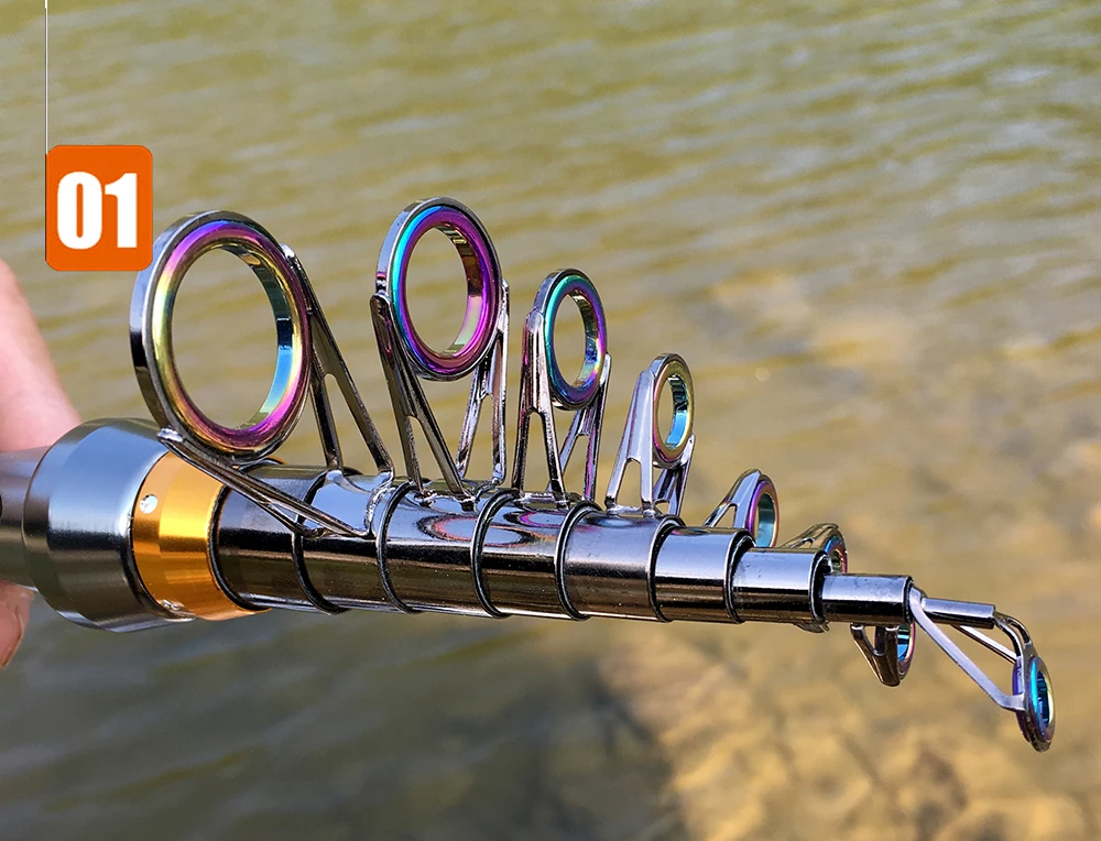 Una persona que sostiene un señuelo de pesca con patrón de arco iris