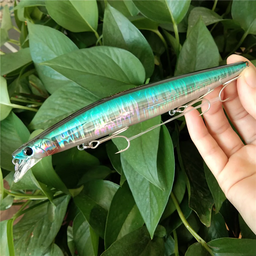 Un vibrante señuelo de pesca iridiscente diseñado para una pesca efectiva y atractiva