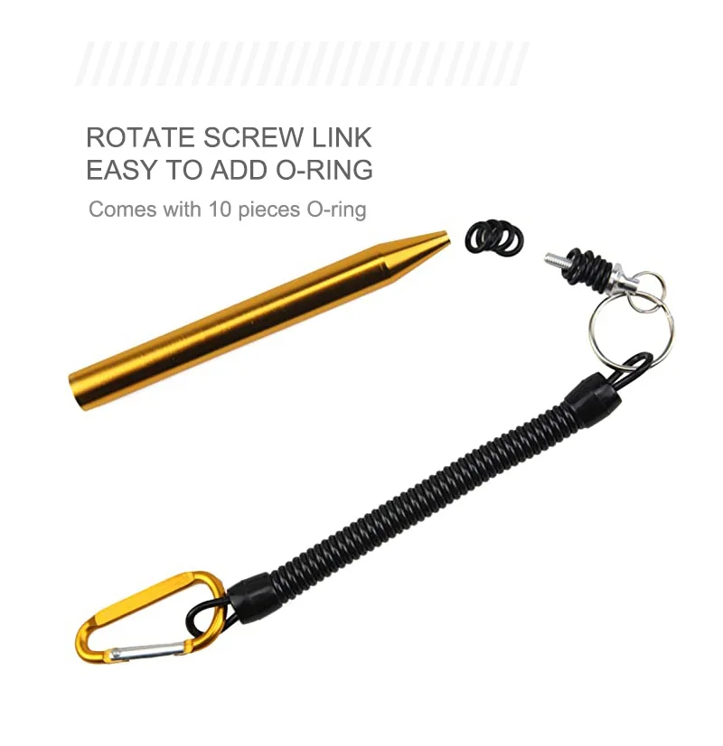 Un bolígrafo dorado y negro con un llavero