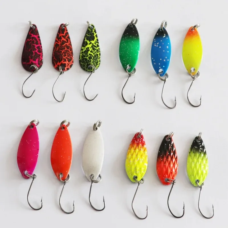 Color aleatorio 12 unids/set Jig lentejuelas camino corredor cebo conjunto un solo gancho cuchara rayas Warbler cebo falso cuchara lentejuelas Señuelos de Pesca