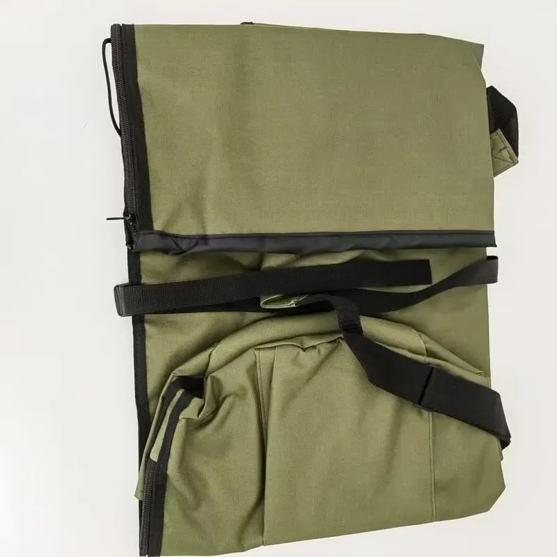 Una bolsa verde con una correa negra