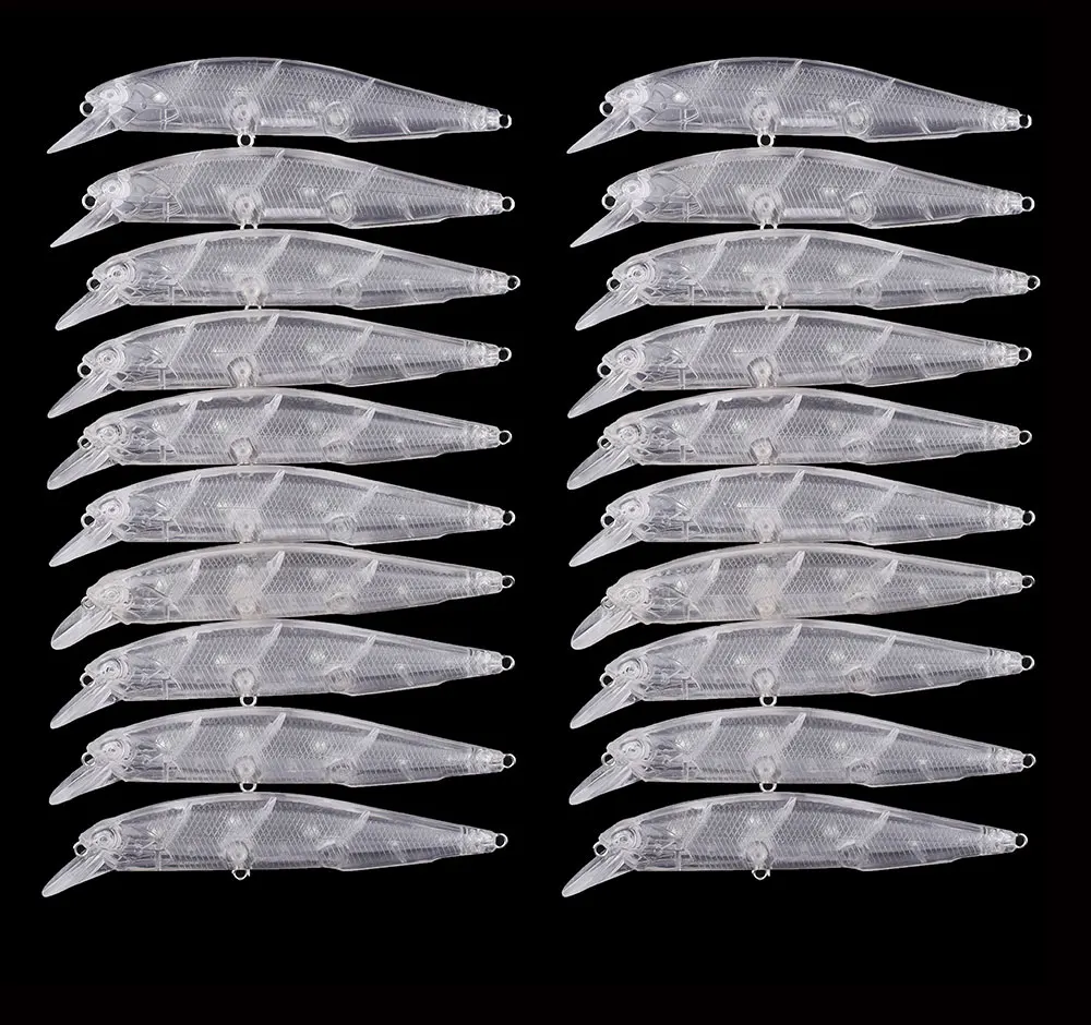 Una hilera de señuelos de pesca de plástico blanco