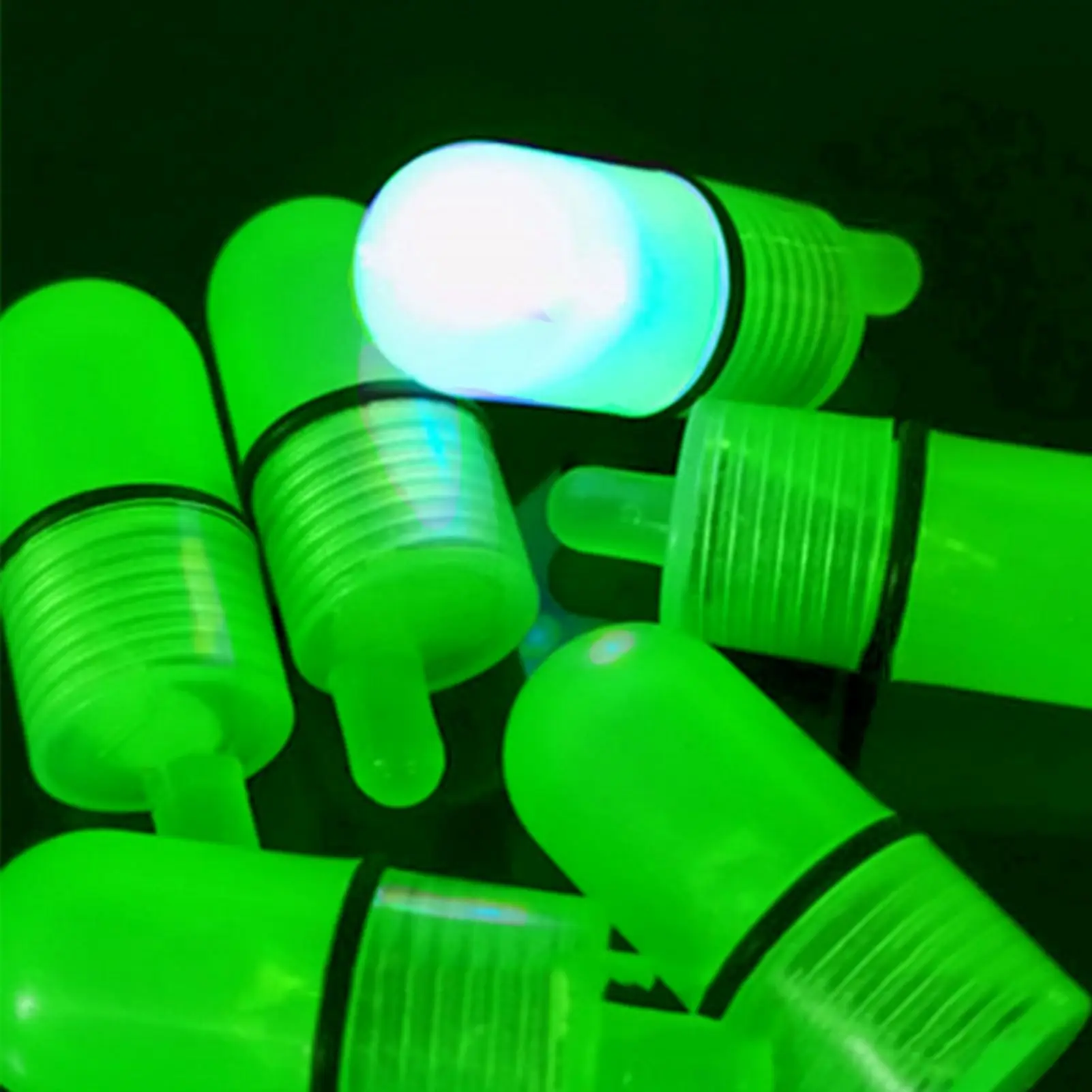 Las luces LED verde brillante iluminan la escena que ofrece un toque vibrante y moderno