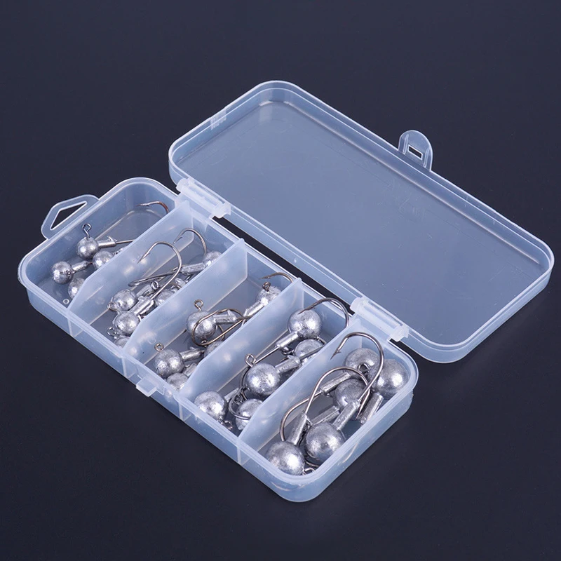 Una caja de almacenamiento de plástico transparente que contiene múltiples ganchos de pesca con cabezas de metal esféricas ideales para organizar y transportar equipo de pesca