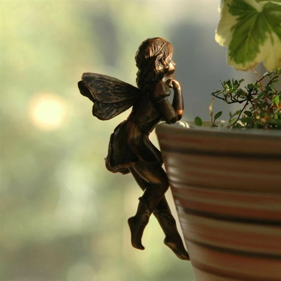 Figura de hada con cesta