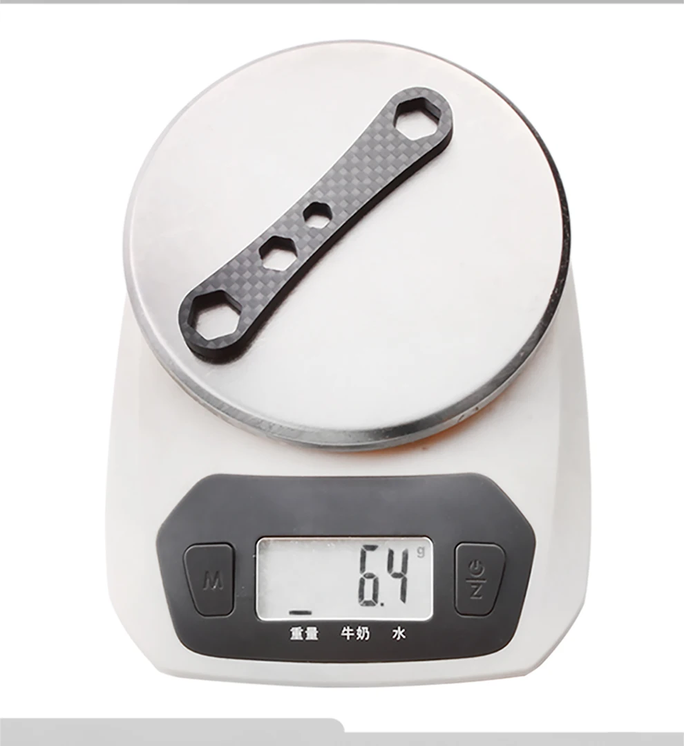 Una escala blanca y negra con un engranaje negro en la parte superior