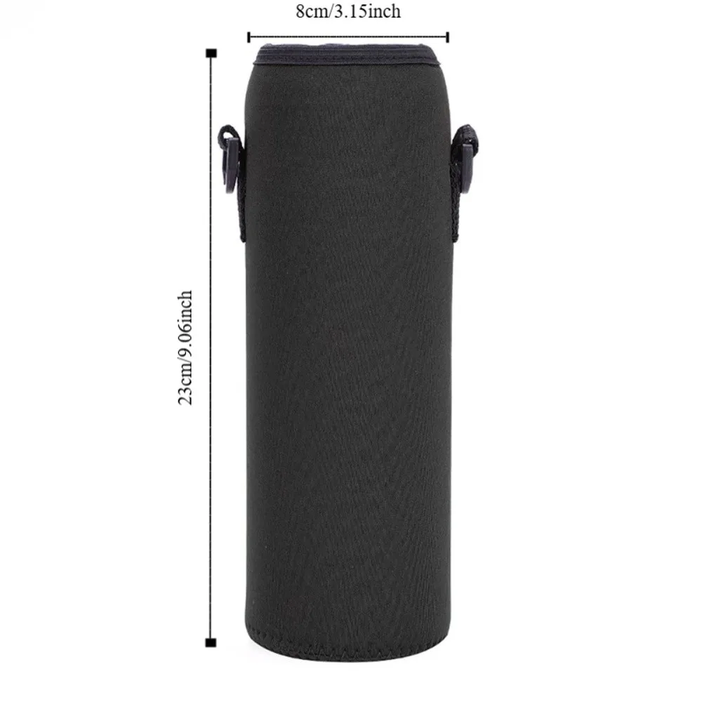 Funda térmica negra alrededor de una botella de agua