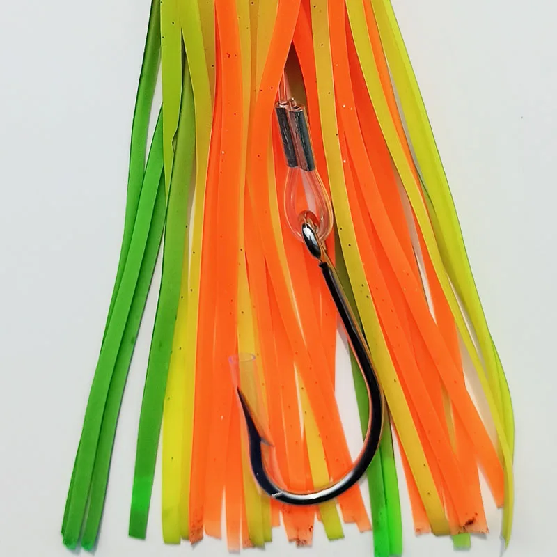 Señuelo de pesca colorido con cintas vibrantes