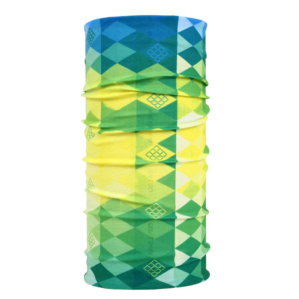 Un pañuelo amarillo y verde con un patrón de triángulos