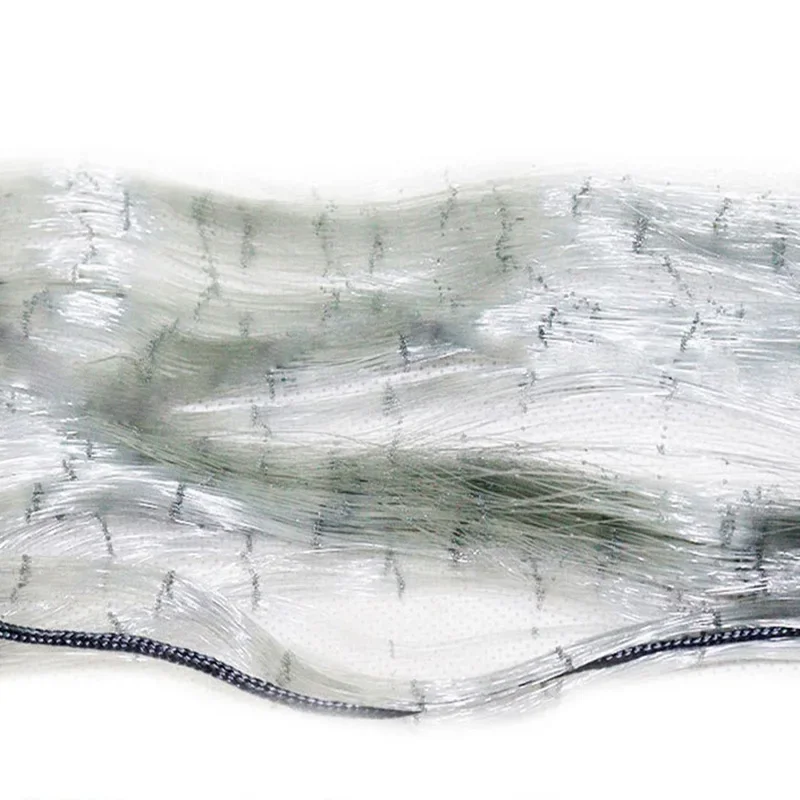 Una tela translúcida delicada con patrones intrincados, que muestran elegancia y artesanía