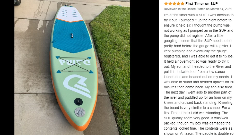 Una tabla de surf con un diseño verde y blanco está sentado en una acera