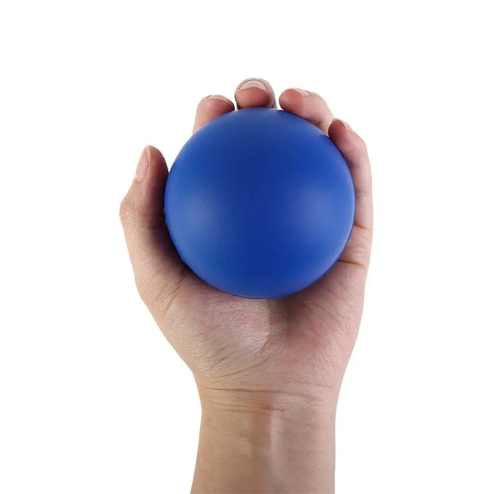 Una mano sostiene suavemente una pelota de goma azul