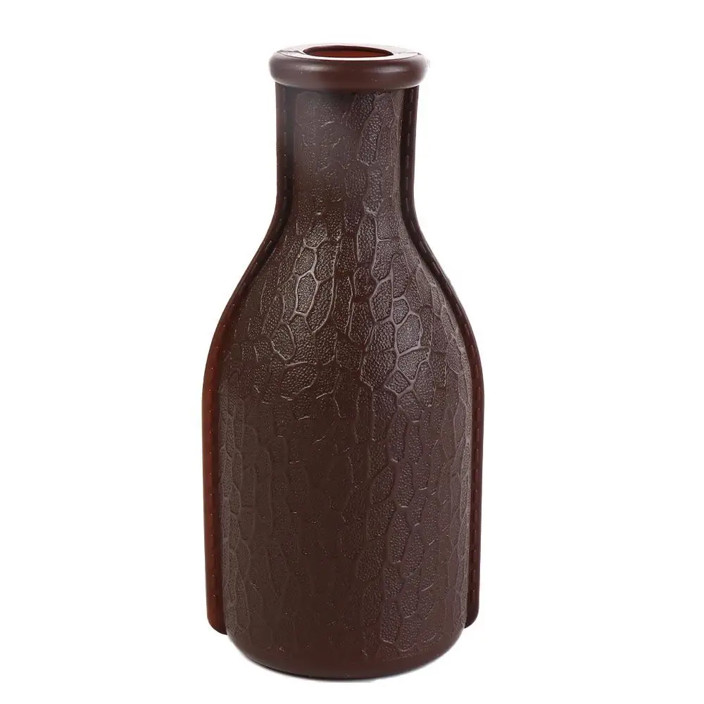 un elegante jarrón marrón con superficie texturizada