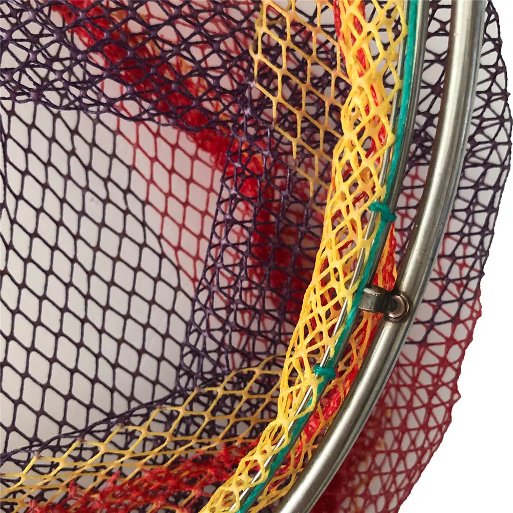 Una red de malla morada y amarilla