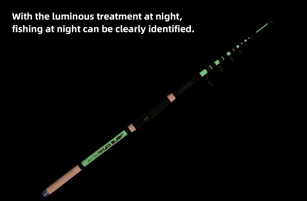 Una caña de pescar con un tratamiento luminoso en su mango. El texto encima de la caña dice: Con el tratamiento luminoso nocturno se puede identificar claramente la pesca nocturna.