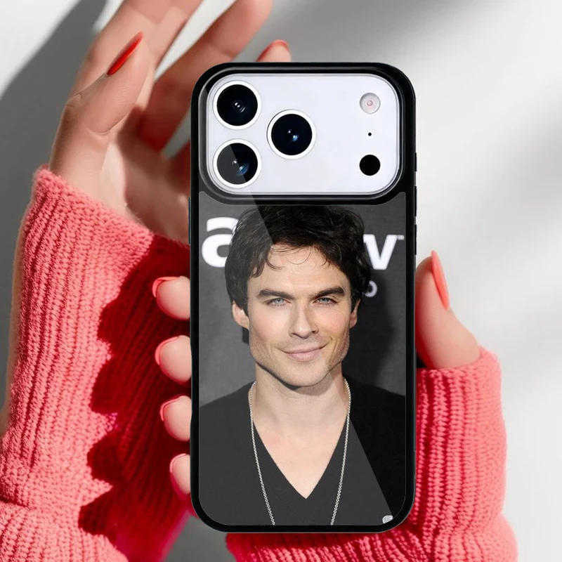 Funda puesta en iPhone 14 Pro Max mostrando parte frontal