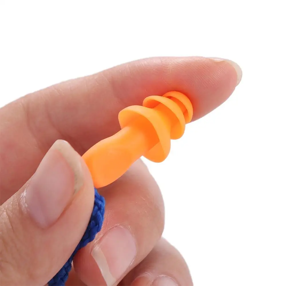 Un conjunto de tapones para los oídos naranja diseñados para una reducción de ruido cómoda y efectiva