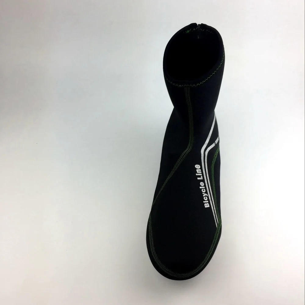 Un zapato de ciclismo negro. Parece ser una zapatilla de ciclismo de carretera, que normalmente está diseñada para usarse con pedales automáticos.