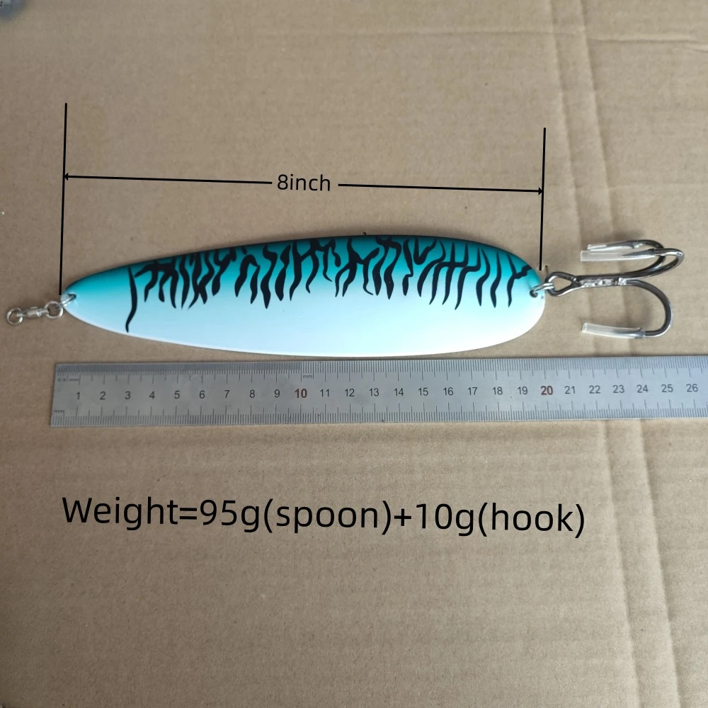 Este señuelo de pesca mide 8 pulgadas y pesa 95 g con un diseño de gancho y cuchara