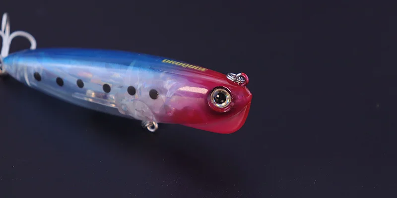 Un señuelo de pesca vibrante para atrapar diseñado para una atracción bajo el agua bajo el agua