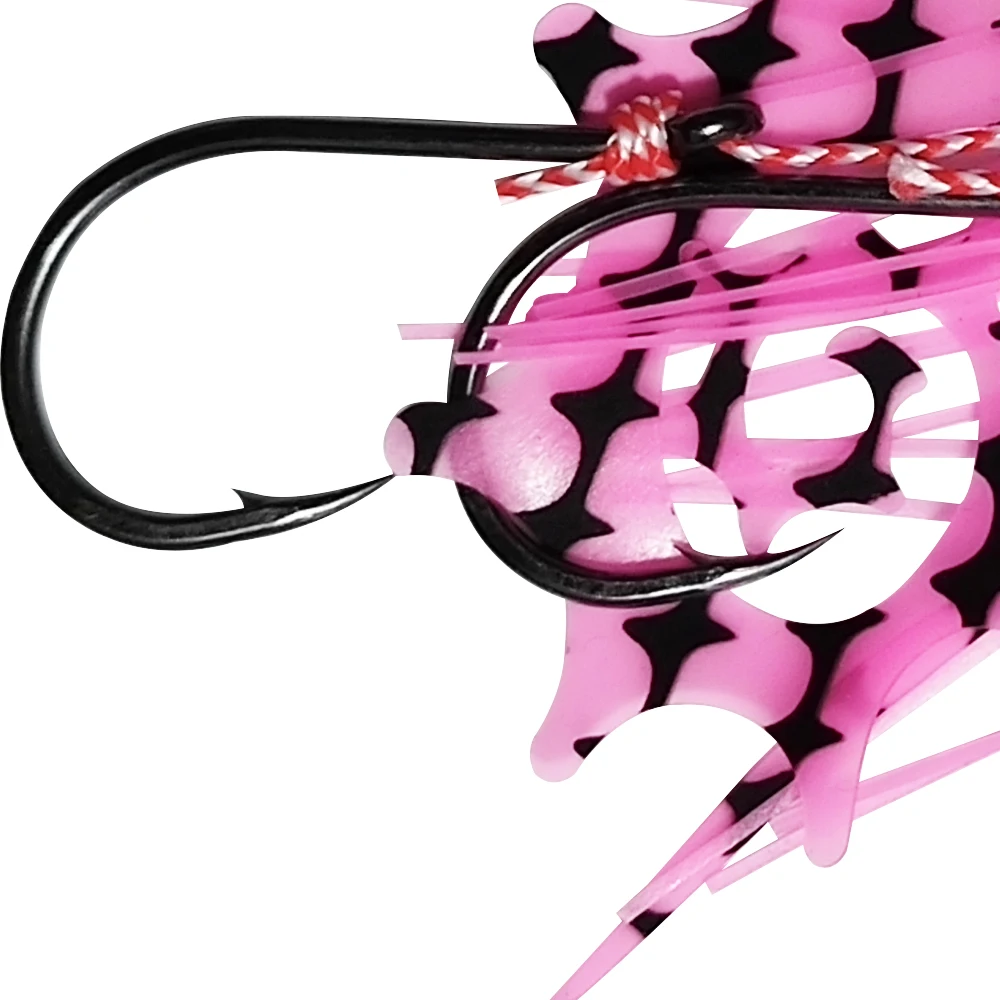 Un gancho de pesca vibrante adornado con patrones de color rosa y negro listos para su próxima aventura