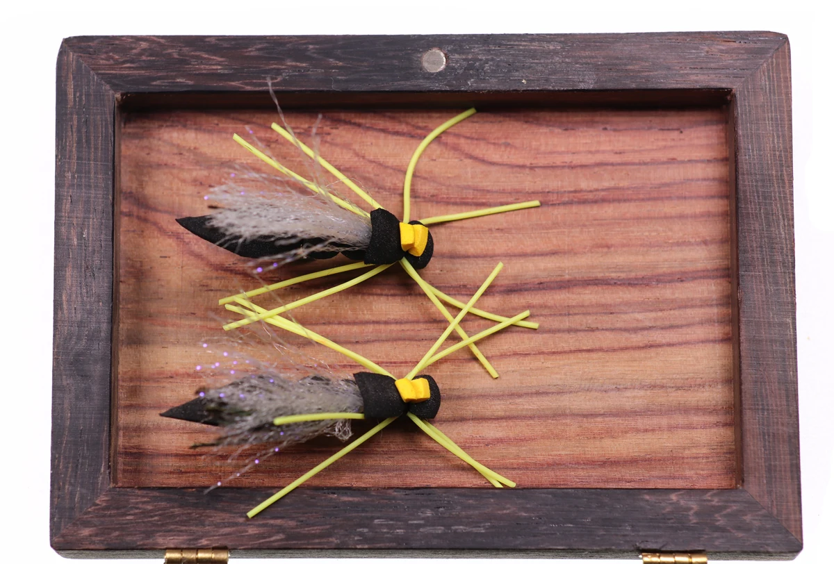 Detalle de la mosca seca Black Hopper