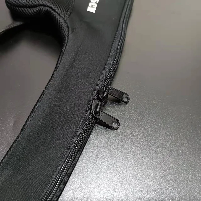 Un accesorio con cremallera negra ideal para asegurar y organizar artículos