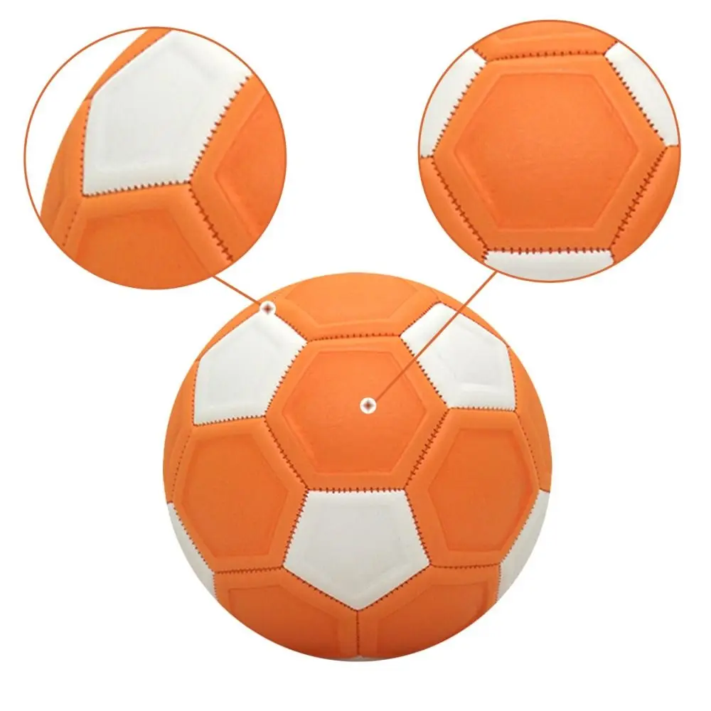 Esta vibrante bola de fútbol naranja presenta un patrón hexagonal clásico perfecto tanto para el juego como para la decoración