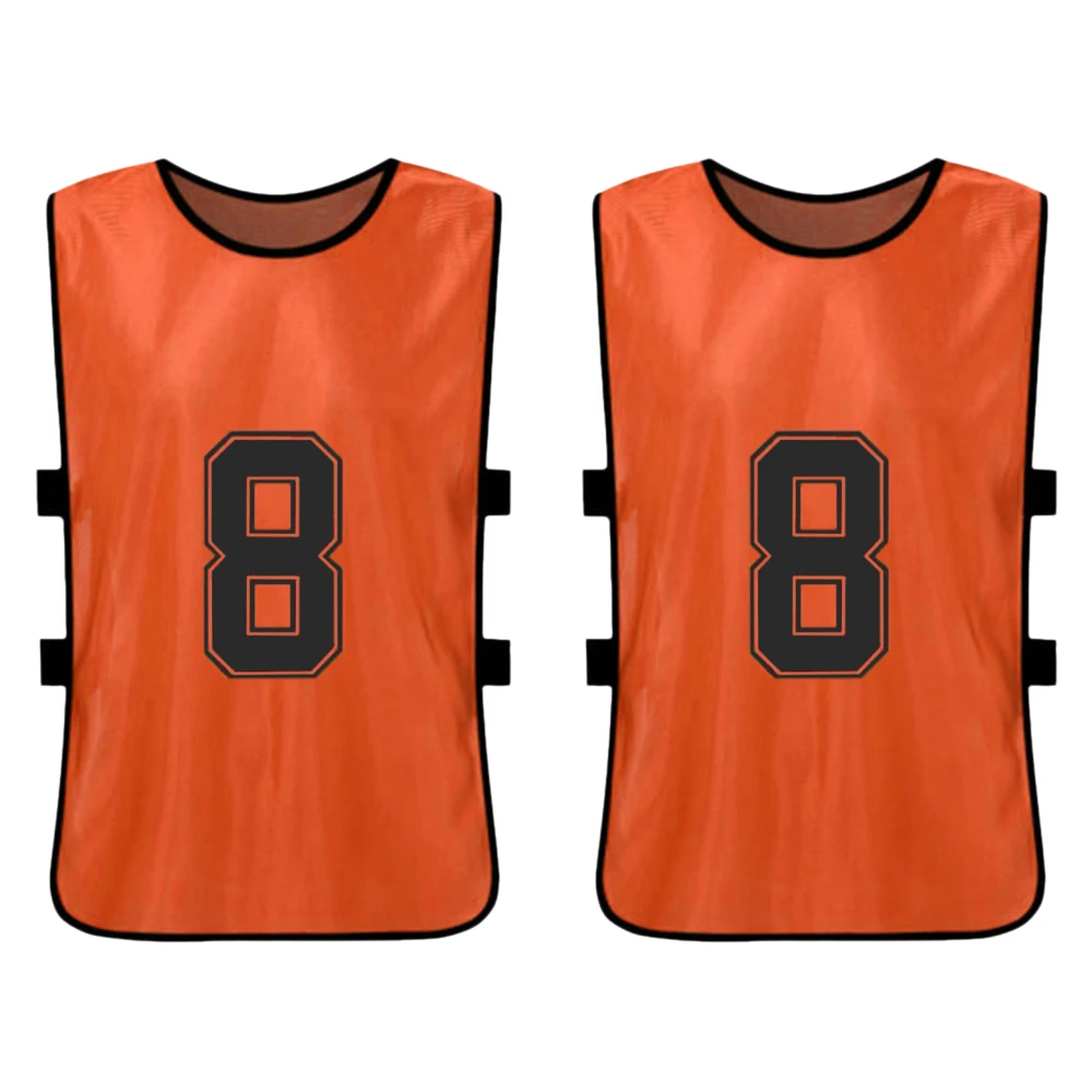 Chalecos naranja con números negros 8 para equipos deportivos