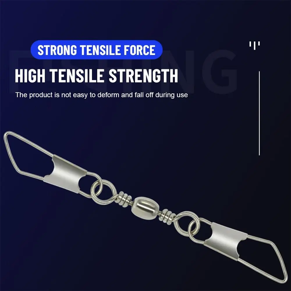 Un brazalete de metal plateado con cadena y anillo