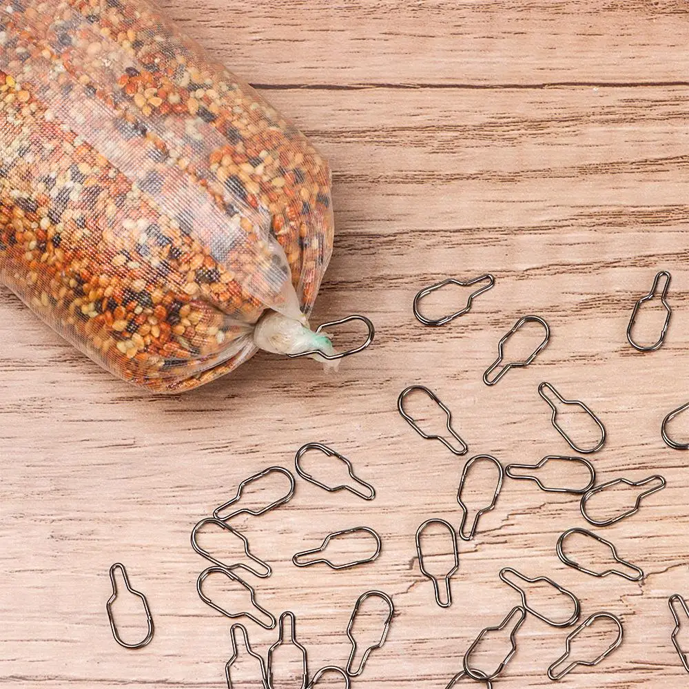 Una bolsa de colorido alimento para pájaros con clips de metal dispersos listos para uso al aire libre