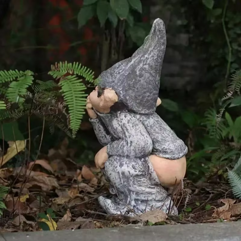 Estatua entre plantas pequeñas